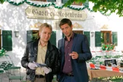Kommissar Sven Hansen (Igor Jeftic, r.) und Polizist Michi Mohr (Max Müller, l.) ermitteln im Gasthof Rosenbräu.