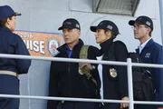 Gibbs (Mark Harmon, 2.v.l.), Quinn (Jennifer Esposito, 2.v.r.) und Palmer (Brian Dietzen, r.) werden zu einem äußerst ungewöhnlichen Tatort gerufen: Sie müssen an Deck eines Schiffes, auf dem ein Navy Lieutenant offenbar auf grausame Weise ums Leben gekommen ist ...