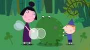 Nanny Plum (li.) braucht für die königliche Medizin einen Froschrülps. Ben tut sein Bestes, um ihr zu helfen.