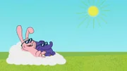 Hase und Elefant haben es sich gemütlich gemacht.