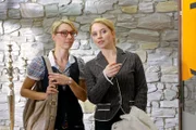 Controllerin Ortmann (Diana Staehly, r.) kümmert sich um Praktikantin Sophie Kühn (Julia Heinze, l.) auch außerhalb des Kommissariats.