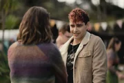 Auf dem Kauri Point Grillfest lernt Issie (Macey Chipping) Gabe (Joseph Nathan, r.) kennen. Gabe ist neu in der Gegend und scheint, ganz sympathisch zu ein.