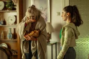 Kelly (Buket Kömür, r.) wundert sich über das seltsame Verhalten ihrer Oma Janine (Anita Dobson, l.), die plötzlich großen Hunger auf Fleisch verspürt.