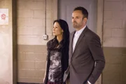 Bei den Ermittlungen in einem ganz besonderen Fall: Sherlock Holmes (Jonny Lee Miller, r.) und Joan Watson (Lucy Liu, l.) ...