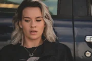 Issie (Macey Chipping) muss sich vor Adam und Frankie verstecken, die die Wildpferde mit einem Schiff außer Landes bringen wollen.