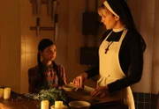 Jahr 1964: Die kleine Jenny (Nikki Hahn, l.) wird in Briarcliff eingeliefert. Schwester Mary Eunice McKee (Lily Rabe, r.) erkennt gewisse Parallelen zwischen ihr und dem Mädchen ...