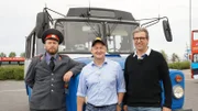 Tallinn in Estland. Ausflug: Soviet Flashback Tour mit Reiseleiter Bernd Wallisch und Kreuzfahrtdirektor Jörn Hofer. Ein ganz besonderer Ausflug in die alte Soviet-Zeit. Oberst Ivan (Tourguide Ivan heißt in Echt Jaan-Laur) steht schon bereit und erwartet sie am alten Soviet-Fahrzeug.
