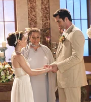 L-R:Geben sich das Ja-Wort: Phoebe (Alyssa Milano) und Coop (Victor Webster)