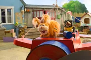 Startklar und Abflug! Ella (Anna Menzel) will Grete (Viviane Podlich) mit einem Training helfen, die Flugangst zu verlieren.