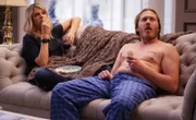 Als Mickey (Kaitlin Olson, l.) das durchtrainierte Sixpack von Kai sieht, muss sie sich nochmal gut überlegen, ob Jimmy (Scott MacArthur, r.) die richtige Wahl war ...