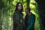 Finn (VioIa Prettejohn) kümmert sich im Wald um den mittlerweile ebenfalls infizierten Steff (Lewis Gribben).