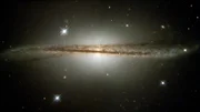 Das Hubble-Weltraumteleskop der NASA hat eine ungewöhnliche randständige Galaxie festhalten können und damit gezeigt, wie kollidierende Galaxien die Geburt neuer Sterne auslösen.