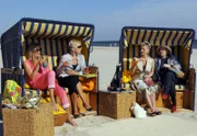 Margot Roßhauptner (Hansi Jochmann, re.) befindet sich in Gesellschaft der reichen Damen Utta Verhoven (Gesche Tebbenhoff, li.), Lilly Teichgräber (Heike Schroetter, 2.v.li.) und Carmen Schäffling (Monika Peitsch).