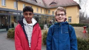 Anton (re.) und Malik (li.) besuchen ab und zu Fortbildungen für Schülervertretungen an einem Institut.