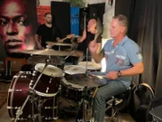 Gdynia in Polen. Ausflug: Entertainment-Manager Rainer Groeber (am Schlagzeug) und Jörn Hofer treffen die Heavy Metal-Band "Blindead". Sie kommen am Proberaum der Band an,  begrüßen sich und dann geht's auch schon los mit der Jam Session.