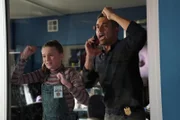 Victoria Palmer (Elle Graper, l.); Nick Torres (Wilmer Valderrama, r.)