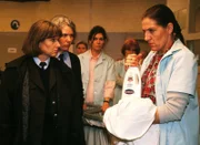 Jutta (Claudia Loerding, li.) und Birgit (Uta Prelle, 2.v.li.) können es nicht fassen: Walter (Katy Karrenbauer, re.) hat eine komplette Ladung Wäsche versaut: Bleichmittel statt Weichspüler (hi. Cheryl Shepard)!