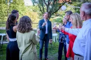 Michael (Erich Altenkopf, h.M., mit v.li.: Jo Weil, Katharina Scheuba, Johanna Graen, Sepp Schauer, Tanja Lanäus, Sven Waasner, Antje Hagen) freut sich sehr über seine Überraschungsparty.