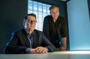 Um das Motiv der Tat herauszufinden, versuchen die Kriminalhauptkommissare Lars (Ingo Naujoks, l.) und Finn (Sven Martinek, r.), die junge Neele zu Pascals Körperverletzung zu befragen. Doch diese blockt die Fragen ab.