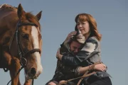 Amanda (Laura Patch, r.) tröstet ihre Tochter Issie (Macey Chipping, M.) nachdem diese bei einer öffentlichen Veranstaltung von der Chefin des Konzerns Hexronn bloßgestellt wurde.