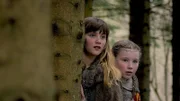 Vorsichtig nähern sich Frida und Gudrun den kleinen scheuen Tieren.