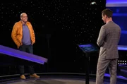 Moderator Alexander Bommes (r.) mit dem Kandidaten Robert Schwend (l.).