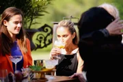 Folge 3: "Cocktailparty" - Die Verräter müssen versuchen einen der Loyalen am helllichtem Tag zu vergiften. Dafür muss einer der beiden das Gift unbemerkt in das Getränk des Opfers träufelen. Hat es Sabrina Setlur getroffen? (l.: Irina Schlauch)