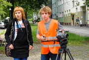 Schockiert müssen Theresa (Anja Thiemann, l.) und Luis (Daniel Roesner, r.) mitansehen, wie Tobias von einem Auto erfasst wird ...