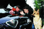Kommissar Brandtner (Gedeon Burkhard, M.), Kommissar Böck (Heinz Weixelbraun, l.) und Rex verfolgen Horst Bacher, der seine Kinder entführt hat ...
