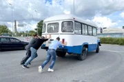 Tallinn in Estland. Ausflug: Soviet Flashback Tour mit Reiseleiter Bernd Wallisch und Kreuzfahrtdirektor Jörn Hoffer. Ein ganz besonderer Ausflug in die alte Soviet-Zeit. Oberst Ivan (Tourguide Ivan heißt in Echt Jaan-Laur) steht schon bereit und erwartet sie am alten Soviet-Fahrzeug.