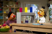 Ernie und Bert mischen Farben.