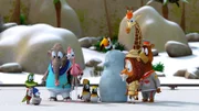Alle haben dem kleinen Pinguin Kurti (vorne li.) geholfen, einen neuen Eispinguin zu formen.