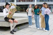 Die TanzAlarm-Kids schlendern durch die Innenstadt. Dort treffen sie auf einen jungen Tubaspieler, der sie zu einer spontanen Performance des TA Classics „HipHop Polka“ animiert.