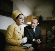 Kommissar Keller (Erik Ode) verhört Inge Tillmann (Susanne Barth).