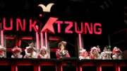 Der WDR zeigt daher „Die lustigsten Karnevalsnummern der Stunksitzung“ aus den letzten Jahren: Klassiker wie „Scheiße verkleidet“, „De Böösch“ oder die „Schlechte Laune Sitzung“ dürfen da nicht fehlen.  - Sitzungspräsidentin und Moderatorin Biggi Wanninger mit dem Elferrat