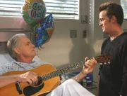 Matthew Perry (Murray Marks, re.).