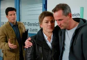 Dr. Kleist (Francis Fulton Smith, l.) beruhigt Maria (Claudia Schmutzler, M.) und Stefan Markwart (Tim Wilde, r.), die auf das OP-Ergebnis ihres Sohnes warten.