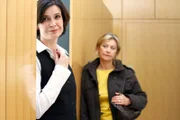 Ulrike Hübschmann (Heike Roth, li.), Tatjana Blacher (Marie Holler).