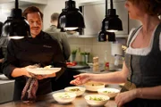 Hans Grünthaler (Markus Brandl) kredenzt Girwidz sein berühmtes Risotto mit Pilzen.