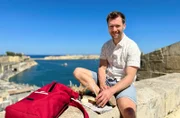 Moderator Daniel Aßmann bei einem kleinen Picknick mit maltesischen Spezialitäten und Blick auf den Hafen von Valletta.