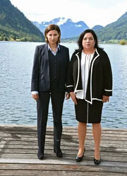 ARD Degeto DENNSTEIN & SCHWARZ - SCHULDENFALLE. Das ungleiche Anwaltsduo Paula Dennstein (Maria Happel, re.) und Therese Schwarz (Martina Ebm) „pro bono“ für einen Familienvater mit zwei Kindern, dessen Frau bei einem Verkehrsunfall ums Leben gekommen ist.