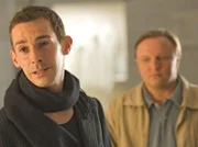 Tom Linden (gespielt von dem Chansonnier Tim Fischer) ist verzweifelt über die Nachricht, die ihm Kommissar Frank Thiel (Axel Prahl) übermittelt hat. Sein Lebensgefährte ist ermordet worden. Er hat keine Ahnung, wie es jetzt weitergehen soll.