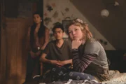 Stella (Harriet Walton, v. r.), Caleb (Joshua Tan, h. M.) und Caroline (Jacqueline Joe, h. l.) warten auf ein Zeichen von Issie, die sich auf den Weg in Frankies Unterkunft gemacht hat, um Hinweise zum Verbleib der Wildpferdeherde zu bekommen.