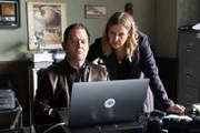 Privatdetektiv Kevin Hauner hat auch in Nadines Todesnacht vor Seyfrieds Haus Stellung bezogen. Paul Böhmer und Vera Lanz durchsuchen seinen Laptop nach unterschlagenen Hinweisen.