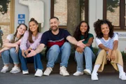 Auf dem Polizeirevier treffen die TanzAlarm Kids, zu ihrer Überraschung, auf Bürger Lars Dietrich.