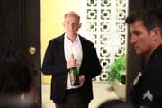 Plötzlich steht der neue Nachbar (Marc Evan Jackson, M.) von John (Nathan Fillion, r.) und Bailey (Jenna Dewan, l.) unerwartet vor ihrer Haustür und überbringt eine Nachricht, die alles andere als erfreulich ist.