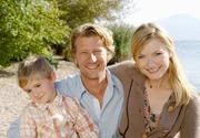 We are family: Daniel (Michael von Au), Nina (Johanna Christine Gehlen) und Daniels Sohn Miki (Finn Onken).