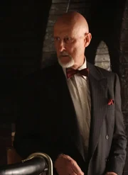 Ist das Ende seiner skrupellosen Machenschaften gekommen? Dr. Arthur Arden (James Cromwell)