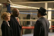 Det. Lilly Rush (Kathryn Morris, l.) und Det. Will Jeffries (Thom Barry, M.) fühlen Maurice Banks (Dean Martin, r.) auf den Zahn ...