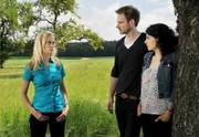 ARD STURM DER LIEBE FOLGE 1853, am Freitag um 15:10 Uhr im ERSTEN. Coco (Mirjam Heimann, l.) verhindert, dass es zwischen Pauline (Liza Tzschirner, r.) und Leonard (Christian Feist, M.) zu einem Kuss kommt.